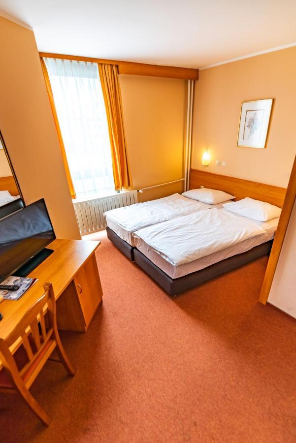 Hotel Park Čakovec Buitenkant foto