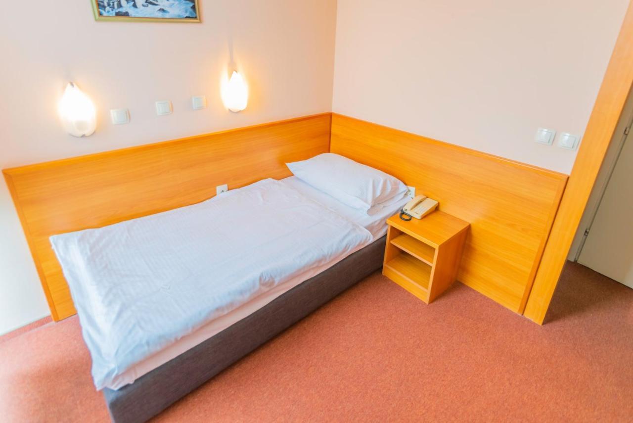 Hotel Park Čakovec Buitenkant foto